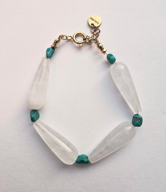Bracelet made of white agate and turquoise.